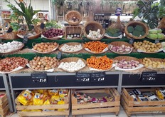 Monoprix's business card, the entrance to the shop, consists of the hard vegetables: onions, carrots and tubers and cabbages. The quality of broccoli (top right) is visibly deteriorating